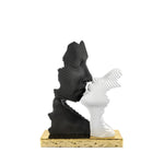 bomboniera scultura bacio stilizzata bianca e nera base oro