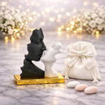 bomboniera scultura bacio stilizzata bianca e nera base oro