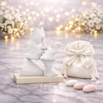 bomboniera scultura bacio stilizzata bianca base nocciola