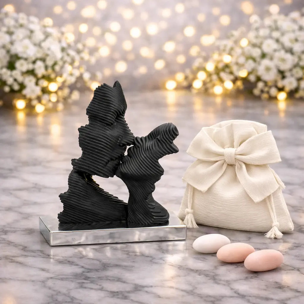 bomboniera scultura bacio stilizzata nera base argento