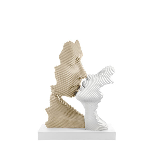 scultura bacio stilizzata nocciola e bianca base bianca