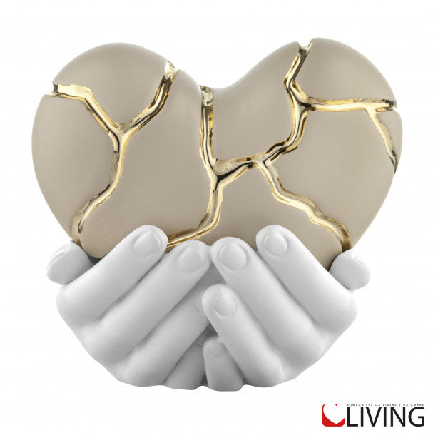 scultura mani con cuore nocciola e venature oro