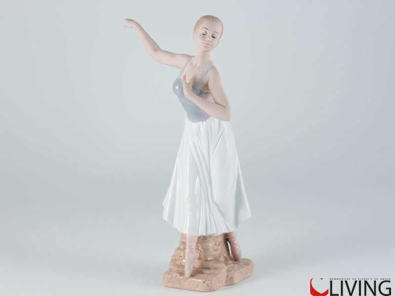 statua ballerina classica in posa