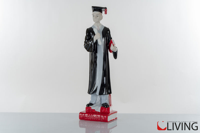 laureato maschio in porcellana su libri