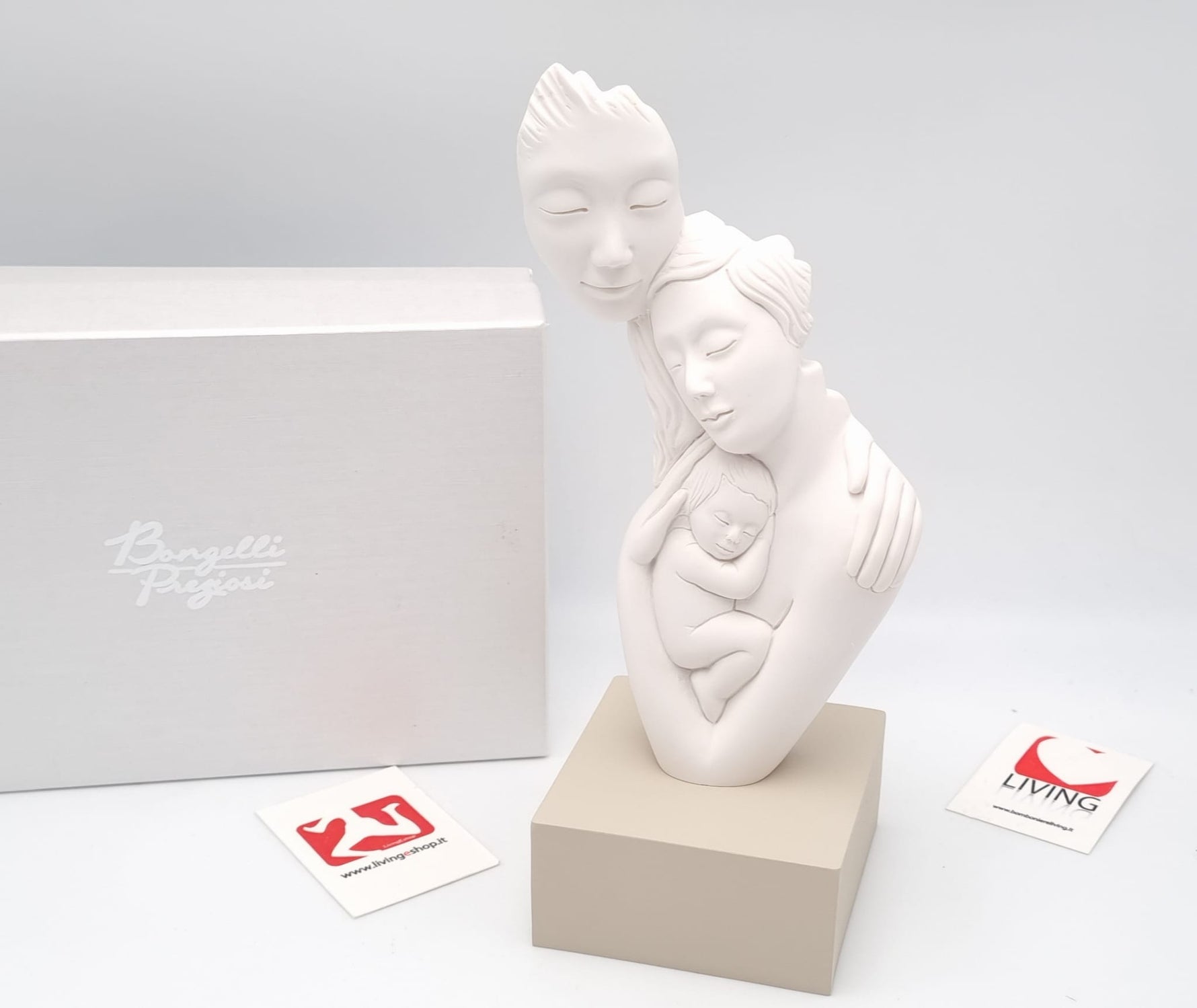 Statua stilizzata sacra famiglia in polvere di marmo con base beje