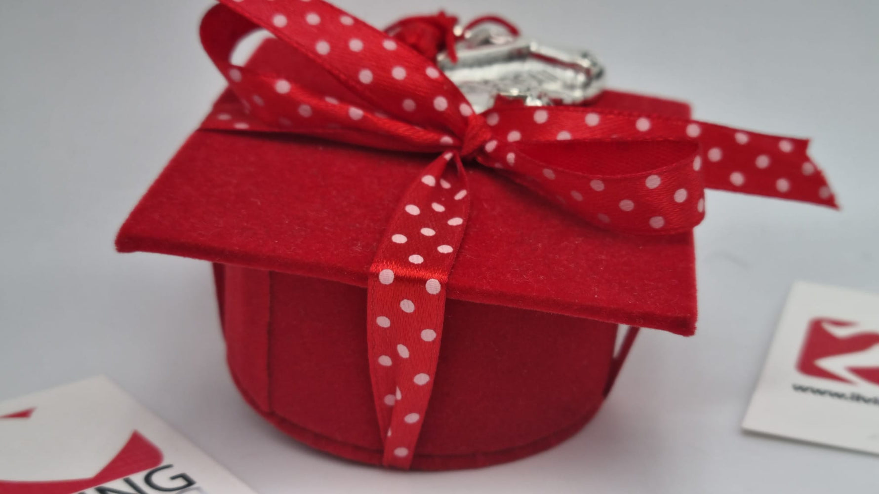 Bomboniera laurea tocco in velluto rosso