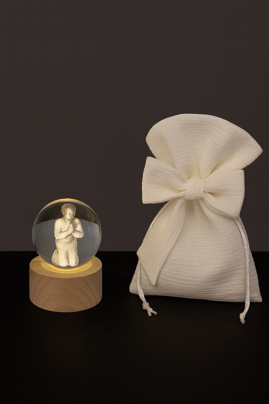 bomboniera palla in vetro bimbo comunione inciso 3d e base in legno con luce led