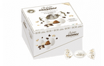 Mandorla tostata ricoperta da cioccolato fondente e bianco e da un sottile strato di zucchero.